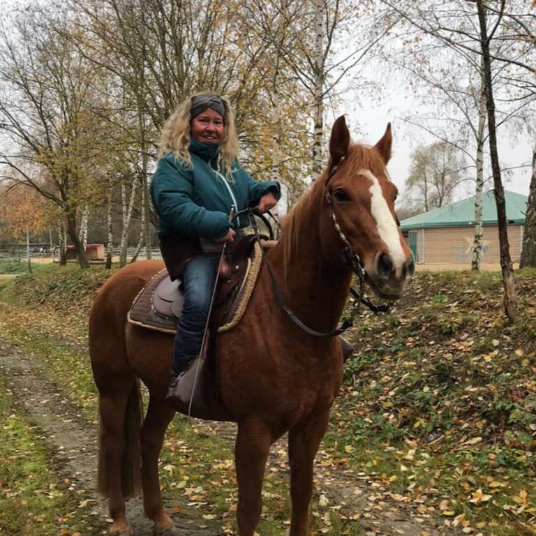Sandra reitend auf Emmy